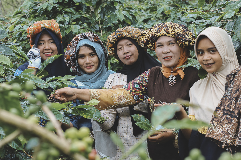 Bahagianya ibu-ibu petani kopi Desa Rembele bisa foto bareng tamu dari Jakarta (kedua dari kiri) di Festival Panen Kopi Gayo 2018. (Foto Breedie/Fauzan My)