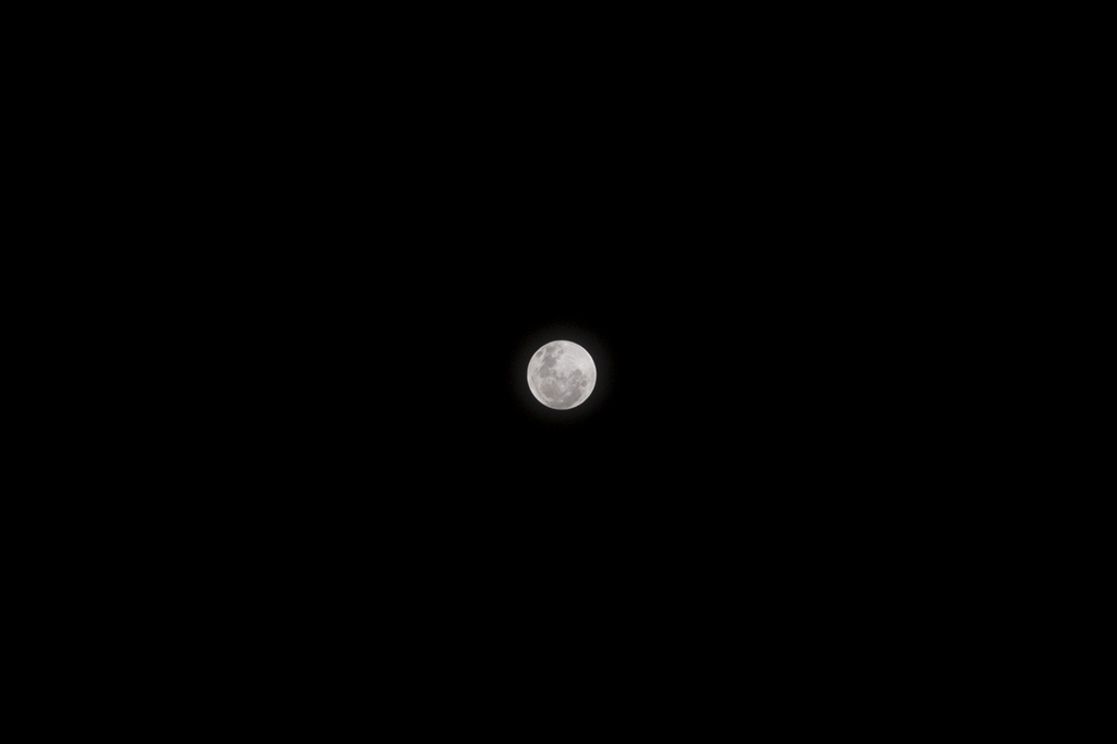 Foto full cold moon dari dataran tinggi Gayo, Bener Meriah, Aceh, Indonesia, 22 Desember 2018. 
