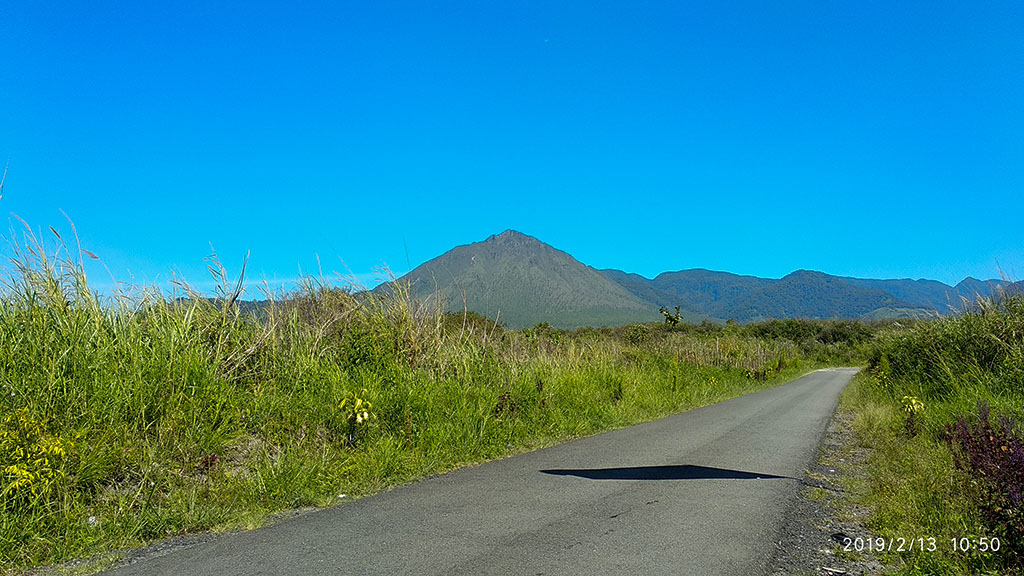 Garis puncak gunung Burni Telong terlihat jelas dengan latar langit biru. Foto di potret dari Kampung Rembele, Bener Meriah pada Rabu, 13 Februari 2019. (Foto Breedie/Fauzan)