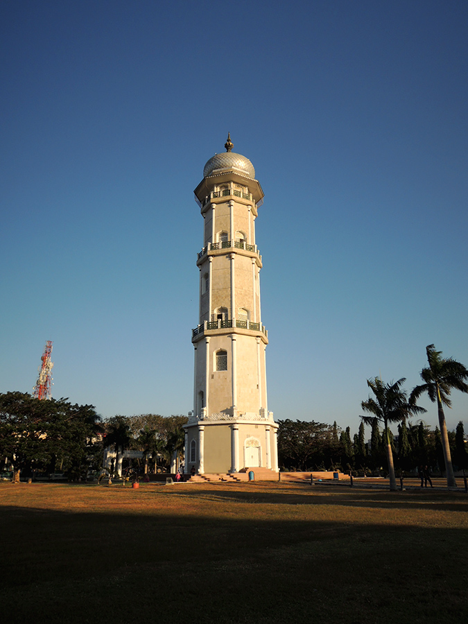 16 Maret 2015 — Menara Mesjid Raya Baiturahman terlihat lebih jelas dan detail. Dokumentasi Mesjid Raya Baiturahman sebelum ada payung.