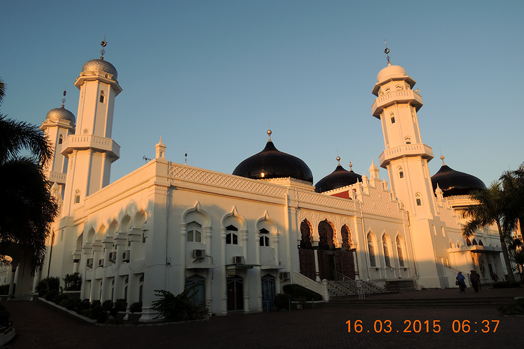 16 Maret 2015 — Tampak depan Mesjid Raya Baiturrahman.