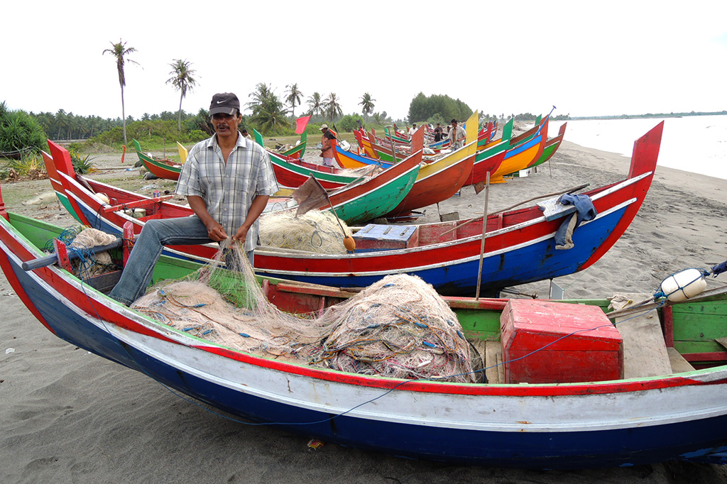 Mei 2015 — Warna warni boat nelayan di pesisir Gandapura Bireuen terasa hambar dengan latar langit putih. (Foto Breedie/Fauzan)