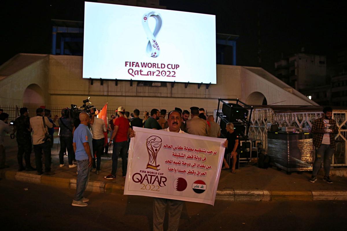 Warga Irak memegang poster menyambut pergelaran Piala Dunia Qatar. @tucson.com